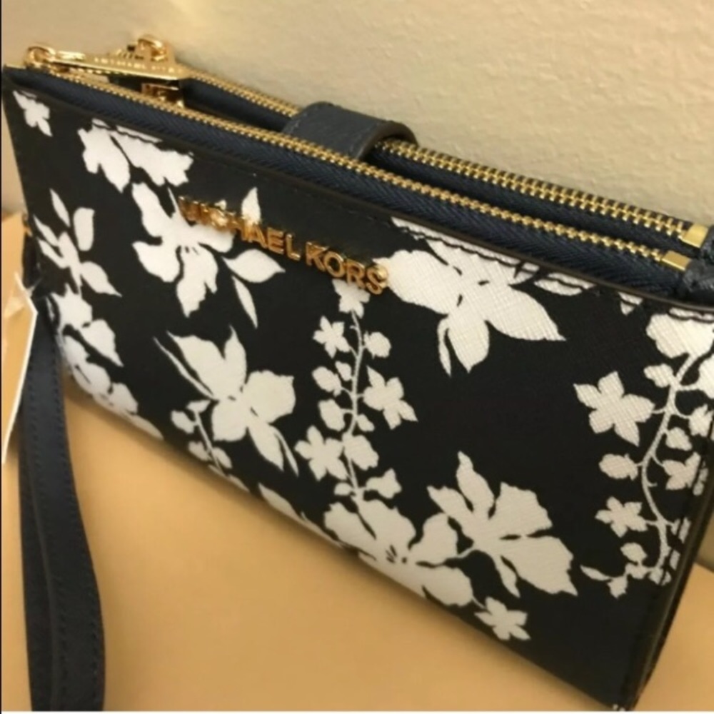 Michael Kors Double Zip Smart Phone Wallet - Picture 2 of 4